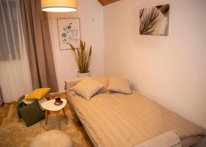 Hiska Soncni Hrib. * Ново-Место